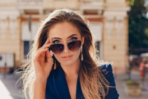 Lire la suite à propos de l’article COMMENT BIEN CHOISIR VOS LUNETTES DE SOLEIL DE LUXE : CONSEILS