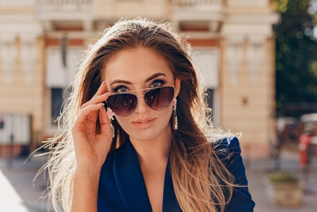 You are currently viewing COMMENT BIEN CHOISIR VOS LUNETTES DE SOLEIL DE LUXE : CONSEILS
